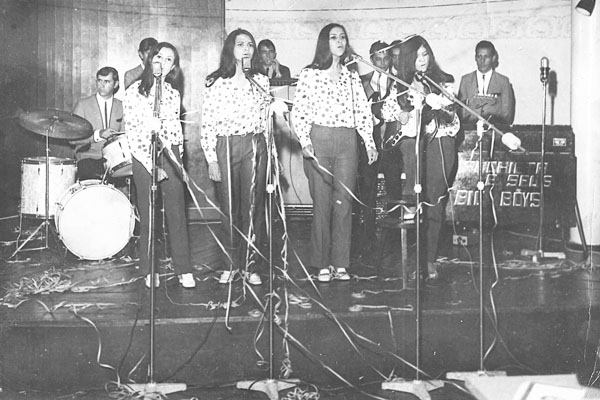 A foto de hoje nos traz boas lembranças dos antigos festivais de música, que tive a oportunidade de promover em Franca, na virada dos anos 60 para os anos 70, no salão da AEC-Centro. Um dos conjuntos vocais a brilhar naqueles eventos era o Samba-4. A foto